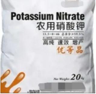 中港?；? /><br /></p><p></p><p>4、磷酸二氫鉀</p><p>化學式KH2PO4，含磷52%，含鉀34%，是化學中性、生理中性肥料，具有良好的水溶性。磷鉀總含量高，是目前高含量粉劑水溶肥中的必備原料。同時補充磷、鉀元素，用量少，效果明顯。</p><p style=